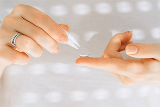 Inserting and Removing Scleral Lenses Thumbnail1.jpg